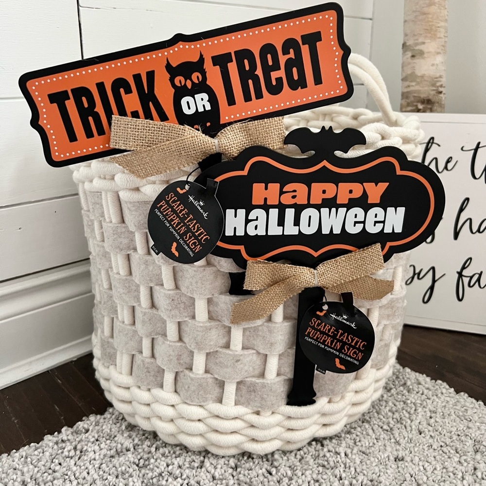 Two Hallmark Metal Halloween 11” Signs Stakes Decor NEW WITH TAGS